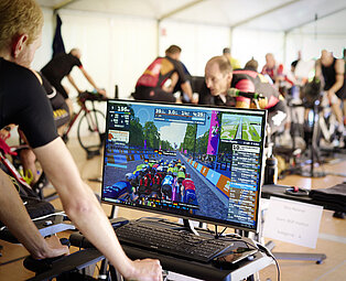 Blick auf einen Bildschirm mit Ansicht eine Zwift-Rennens