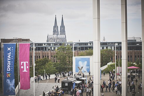 Digital X Außenansicht mit Dom