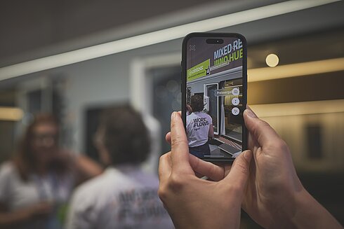 zintoo: auf Handy auf der Digital X