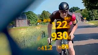 Ein Radfahrer auf einem Fahrrad mit Einblendungen der Engo Sportbrille