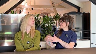 Tamara und Charlotte im Gespräch über die Planung und Konzeption von Arbeitsflächen für neue Bürolandschaften