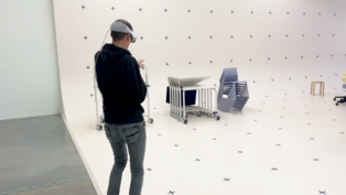 Michael schaut mit der Apple Vision Pro in die weiße Flache der Vitra Black Box