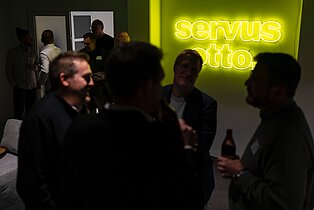 Abendevent mit Menschen bei servusotto