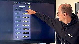 Michael wählt die Datenart in der Engo 3 App