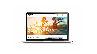 Ein Laptop, auf dessen Bildschirm die WEbseite Rund um den Blecherhof 2025-2026 zu sehen ist.