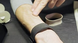 Arm mit neutralem Armband für die RayBan Meta Display