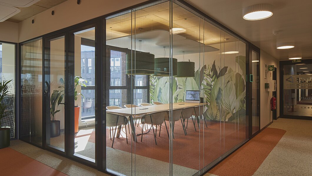 Ein schöner Konferenzraum im BGF durch eine Glaswand betrachtet