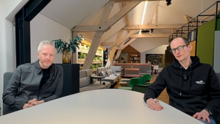 Sven Wehlmann (links) und Michael Zgoll (rechts) sitzen am Tisch