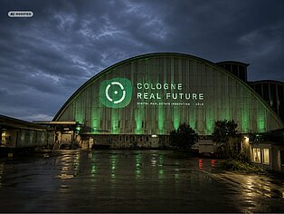 Alte Markthalle der Parkstadt Köln Süd in Abendstimmung mit Logo der Cologne Real Future