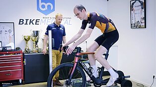 Michael auf einem Bike beim Bikefitting