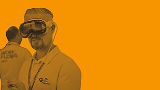 Mann mit VR Headset