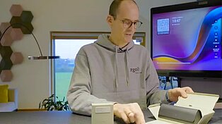 Michael zgoll beim unboxing der RayBan Meta Display