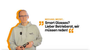 Michael Zgoll hält eine RayBan Meta in der Hand
